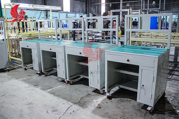 Tìm hiểu bàn thao tác thép sơn tĩnh điện: Độ bền và tính ứng dụng thực tế